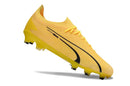 Chuteira Puma Ultra Ultimate FG Amarela com design inovador e sola FG para máxima aderência e desempenho no campo.