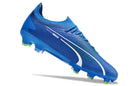 Chuteira Puma Ultra Ultimate FG Azul em destaque, ideal para velocidade e controle no campo.