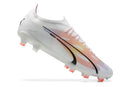 Chuteira Puma Ultra Ultimate FG Branca e Rosa lado com design moderno e tecnologia de ponta para desempenho em campo.