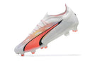 Chuteira Puma Ultra Ultimate FG Branca e Rosa em destaque, ideal para velocidade e conforto em campo.