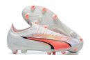 Chuteira Puma Ultra Ultimate FG Branca e Rosa com design moderno e sola FG para desempenho em campo.