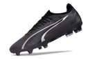 Chuteira Puma Ultra Ultimate FG Preta em perspectiva, destacando design e tecnologia para desempenho em campo.