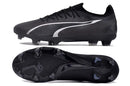 Chuteira Puma Ultra Ultimate FG Preta, destacando design elegante e sola FG para performance em campo.