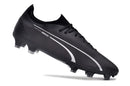 Chuteira Puma Ultra Ultimate FG Preta em ângulo, destacando o design elegante e desempenho em campo.