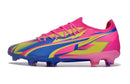 Chuteira Puma Ultra Ultimate FG Rosa e Azul lateral com design arrojado e cores vibrantes