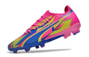 Chuteira Puma Ultra Ultimate FG Rosa e Azul vista lateral com design arrojado e cores vibrantes.