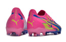 Chuteira Puma Ultra Ultimate FG Rosa e Azul - vista traseira destacando cores vibrantes e design inovador.