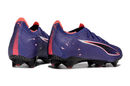 Chuteira Puma Ultra Ultimate FG Roxa "Carbon Pack" com design roxo e detalhes em rosa.
