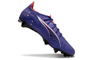 Chuteira Puma Ultra Ultimate FG Roxa "Carbon Pack" em ângulo, destacando o design leve e tecnológico.