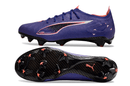 Chuteira Puma Ultra Ultimate FG Roxa "Carbon Pack" vista lateral e sola, ideal para desempenho no futebol.