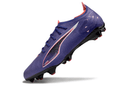 Chuteira Puma Ultra Ultimate FG Roxa "Carbon Pack" em ângulo com detalhes em roxo e preto.