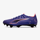 Chuteira Puma Ultra Ultimate FG Roxa "Carbon Pack" vista lateral para futebol em campo natural.