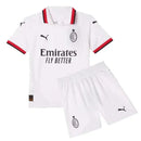 Conjunto Infantil AC Milan Away 24/25, camisa branca com detalhes em vermelho e short, estilo esportivo infantil.