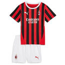Conjunto Infantil AC Milan Home 24/25 com camisa listrada e short branco, ideal para crianças fãs do time.