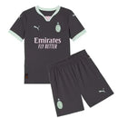 Conjunto Infantil AC Milan Third 24/25, uniforme infantil em cinza com detalhes em verde, camisa e shorts.