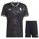 Conjunto Infantil Adidas com estampa floral, camiseta e short, estilo moderno e confortável.