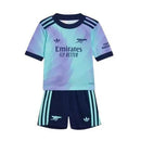 Conjunto Infantil Arsenal Third 24/25 em cores azul e verde, camiseta e shorts para crianças.