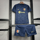 Conjunto Infantil Barcelona 24/25, camiseta e short, uniforme do time, estilo moderno e confortável para crianças.