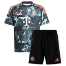 Conjunto Infantil Bayern de Munique Away 24/25, camisa e shorts em preto com detalhes em laranja.