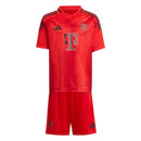 Conjunto Infantil Bayern de Munique Home 24/25 em vermelho com camisa e shorts, design oficial da equipe.