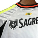 Detalhe das costas da camisa do Conjunto Infantil Benfica Third 2024/25, com logo e detalhes em amarelo.