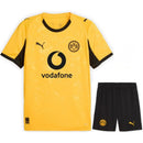 Conjunto Infantil Borussia Dortmund amarelo alternativa 2025/26, camiseta e shorts com detalhes em preto.