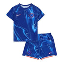 Conjunto Infantil Chelsea Home 24/25, conjunto azul com estampa moderna para crianças, com camisa e shorts Nike.