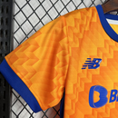 Conjunto infantil FC Porto laranja alternativo 2024/25 camisa de futebol da New Balance