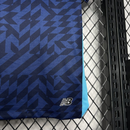 Conjunto infantil FC Porto azul terceiro equipamento 2024/25, detalhe do tecido e logotipo da New Balance.