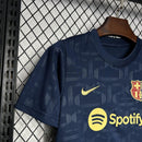 Conjunto Infantil Barcelona 24/25 - camiseta azul com detalhes e logo do Barcelona e Spotify