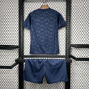 Conjunto Infantil Barcelona 24/25, uniforme infantil de futebol azul, camiseta e shorts em exibição.