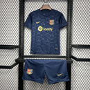 Conjunto Infantil Barcelona 24/25, uniforme infantil do time, camiseta azul e shorts, logo da Nike e Spotify.