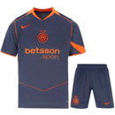 Conjunto Infantil Inter Milão terceiro 2025/26, uniforme infantil com camiseta e short, cores azul e laranja.