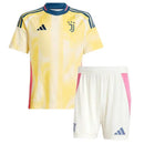 Conjunto Infantil Juventus Away 24/25, camisa amarela e shorts brancos, uniforme de futebol infantil.
