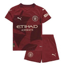 Conjunto Infantil Manchester City Third 24/25, uniforme de futebol em vermelho com logo da equipe e shorts.