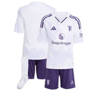 Conjunto Infantil Manchester United alternativa 2025/26 em branco e roxo, camisetas e calças com logo