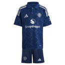Conjunto Infantil Manchester United Away 24/25 em azul, incluindo camisa e shorts, ideal para jovens fãs de futebol.