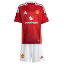 Conjunto Infantil Manchester United Home 24/25 com camisa vermelha e calções brancos.