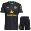 Conjunto Infantil Manchester United terceiro equipamento 2025/26, camiseta e shorts em preto com detalhes em azul e amarelo.