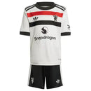 Conjunto Infantil Manchester United Third 24/25 com camisa e short na cor branca e preta.