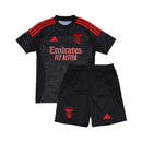 Conjunto infantil reserva Benfica 2024/25 com camisola preta, detalhes vermelhos, calções pretos e design com inspiração em constelações. Modelo oficial adidas.