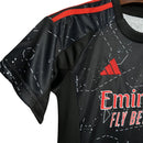 Conjunto infantil reserva Benfica 2024/25 com camisola preta, detalhes vermelhos, calções pretos e design com inspiração em constelações. Modelo oficial adidas.