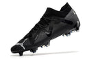 Chuteira Puma Future FTR FG Preto em fundo branco, ideal para desempenho em campo.