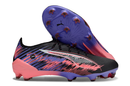 Chuteira Puma Ultra 5 FG nas cores preto, rosa e roxo com sola personalizada.