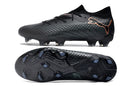 Chuteira Puma Future FTR FG Black, detalhes em preto e dourado, design moderno e esportivo.