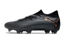 Chuteira Puma Future FTR FG Black mostrando design moderno e elegante em tom preto.