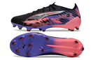 Chuteira Puma Ultra 5 FG em preto, rosa e roxo, com design aerodinâmico e solado para gramado.