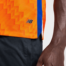Camisola FC Porto away 24/25 Laranja com detalhes em azul e logo da New Balance na parte inferior