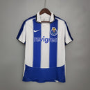 Camisola FC Porto Home 03/04 retro branca com detalhes azuis, disponível na OLYMPIC STORE.