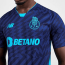 Camisola FC Porto third 24/25 na cor azul, detalhe do logo e design moderno.